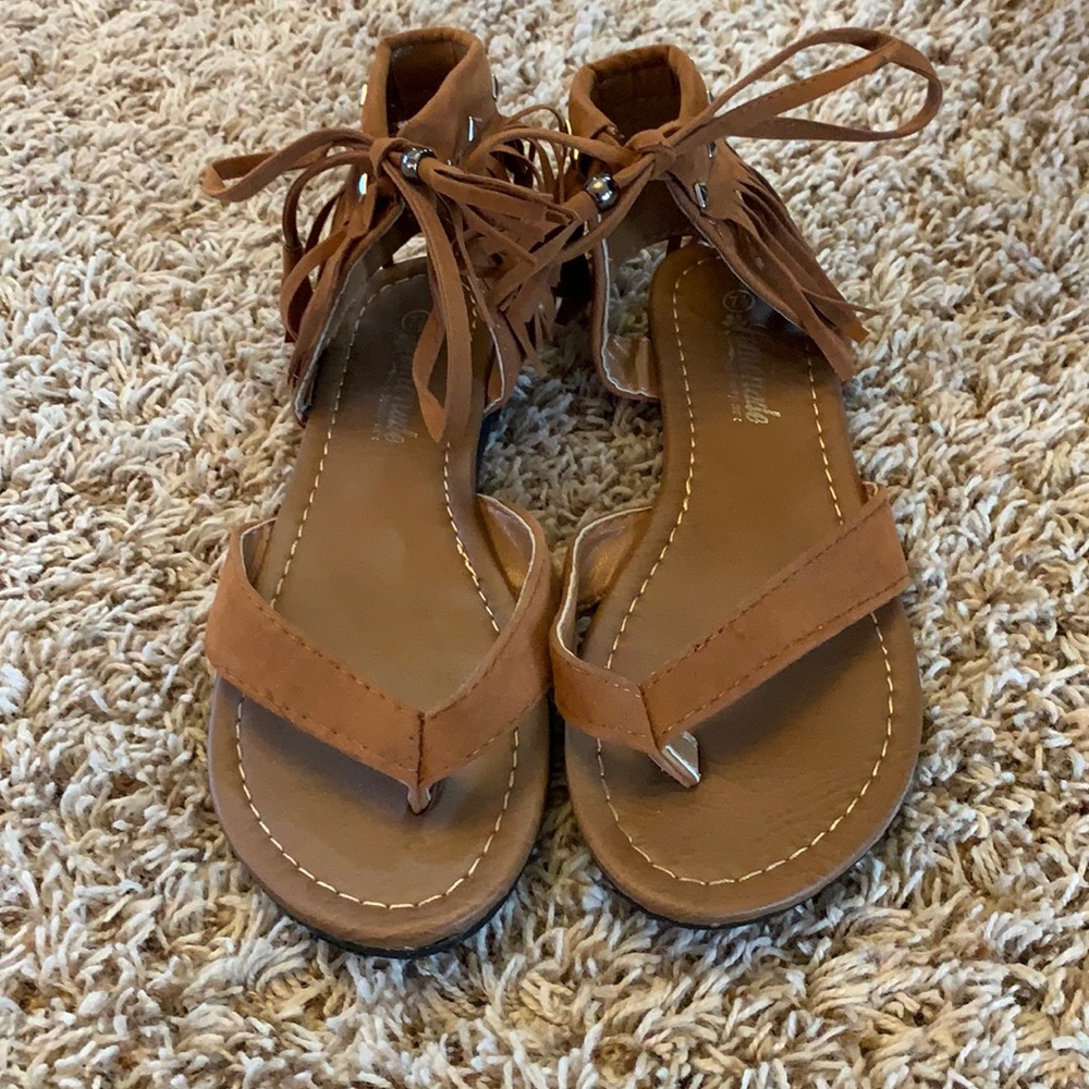 Suede like sandals with fringe
